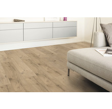 Woonkamer met laminaatvloer in houtlook, bank en dressoir