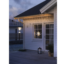 Gevel met lichtsnoer, vensterster, lantaarn en klein kerstboompje voor een feestelijke decoratie