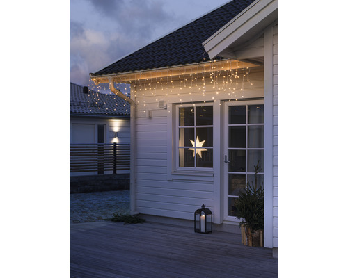 Gevel met lichtsnoer, raamster en lantaarn voor kerstdecoratie