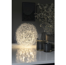 Decoratieve bolvormige tafellamp met draadgaas en ledlampjes op een tafel