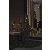 Decoratieve buitenscène met bank, krans en verlichte boom