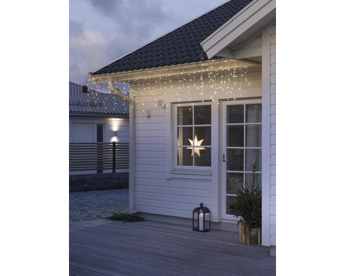 Gedecoreerd huis met lichtsnoer, ster en lantaarn