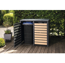 Afvalcontainerberging voor twee afvalcontainers met een open deur en een houten deur in de tuin