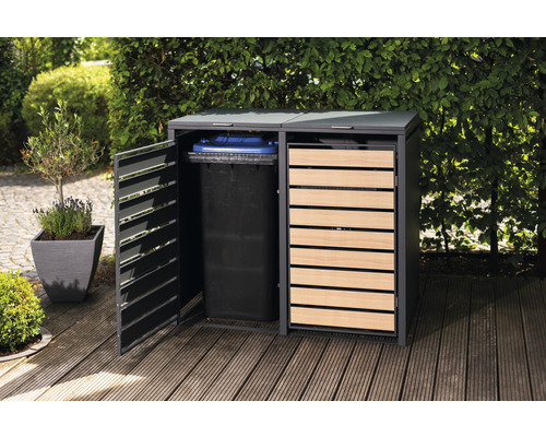Afvalcontainerberging voor twee afvalcontainers met een open deur en een houten deur in de tuin