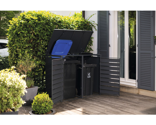 Afvalcontainerberging van aluminium met twee afvalcontainers en open deksel in de tuin