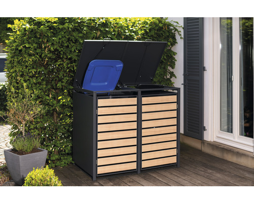 Dubbele afvalbak met houten bekleding en open deksel op een terras