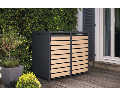 Dubbele afvalcontainerbox van metaal en houten latten op een terras