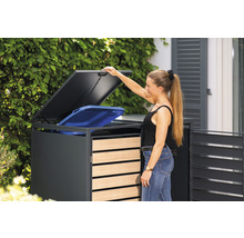 Vrouw opent afvalcontainerbox met een blauwe afvalbak