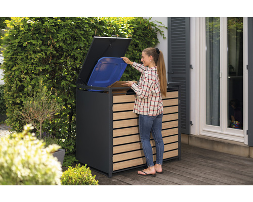 Afvalbakombouw met houten bekleding en een openend deksel in de buitenruimte