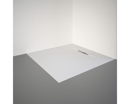 Vlakke douchebak met afvoergoot in de badkamer