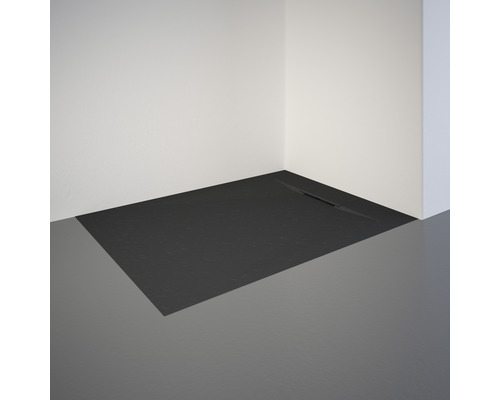 Hoekweergave van een douchebak van mineraal gegoten materiaal met afvoergarnituur