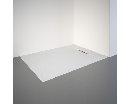 Gelijkvloerse douche met afvoergoot in de badkamer.