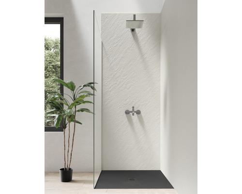 Inloopdouche met douchekop en kraan voor een gestructureerde wand