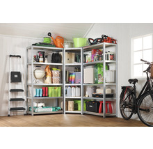 Garage met metalen rekken, ladder, fiets en diverse objecten