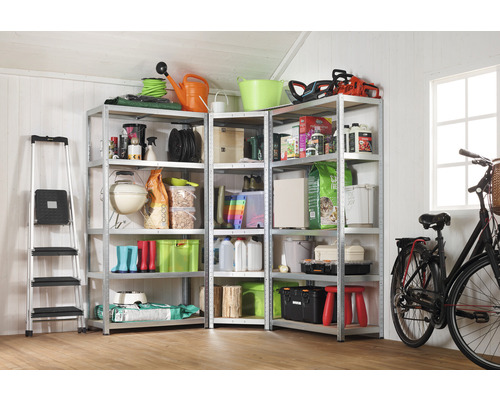 Garage met metalen rekken, ladder, fiets en diverse objecten