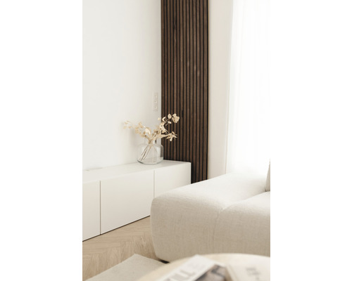 Woonkamer met houten paneel, dressoir, bank en decoratie.