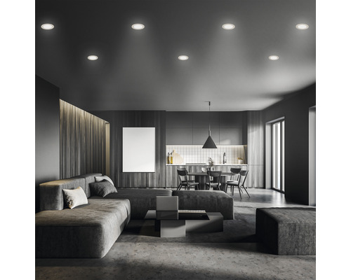 Woonkamer met inbouwspots in het plafond en een moderne inrichting