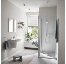 Lichte badkamer met douche, wastafel en raam