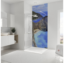 Lichte badkamer met douchecabine en een foto van een kustlandschap