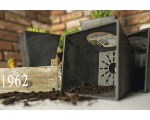 Vierkante plantenpot van kunststof met potgrond