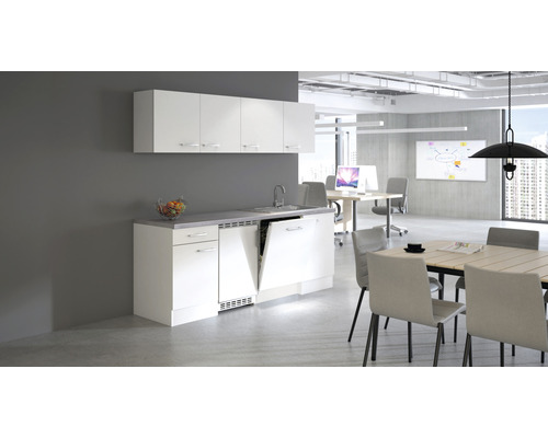Kantoor met kitchenette, tafel en stoelen in een lichte ruimte.