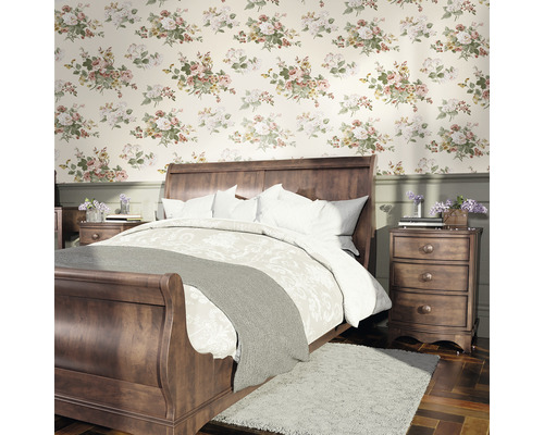 Slaapkamer met tweepersoonsbed, nachtkastjes en bloemenbehang