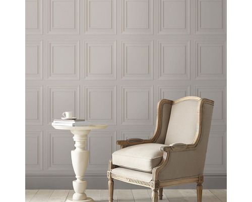 Woonkamer met lambriseringbehang, fauteuil en bijzettafel