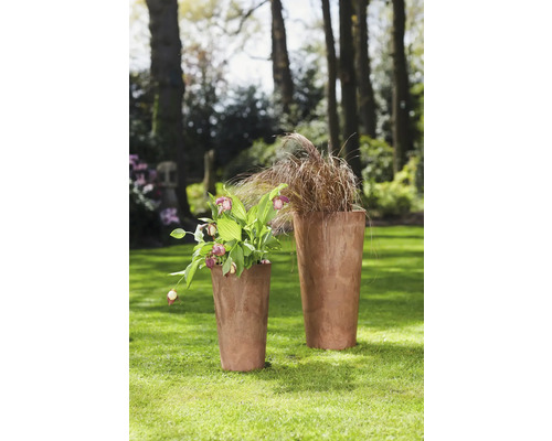 Twee plantenbakken met planten op een gazon in de tuin.