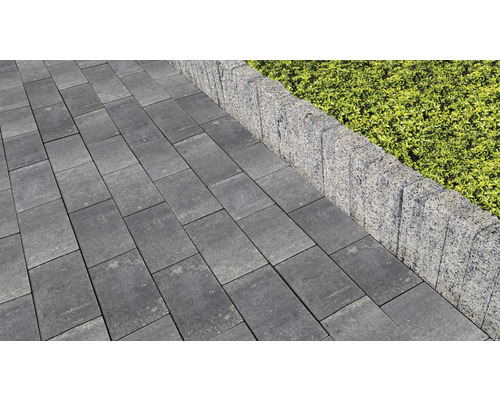 Betonnen stoeptegels met grasrand