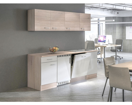 Keukenblok met spoelbak, vaatwasser en hangkasten in een lichte, moderne kantoorruimte