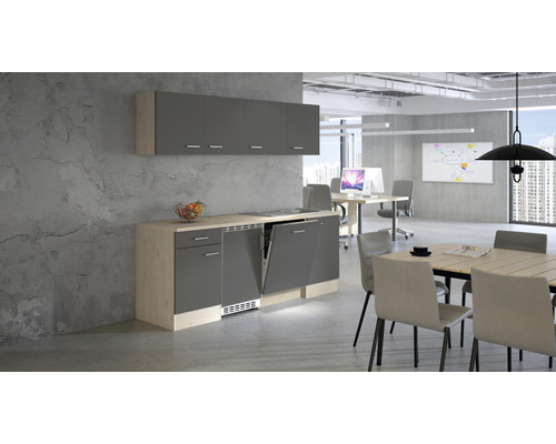 Kantoorkeuken met vaatwasser, kookplaat en hangkasten in een modern kantoor