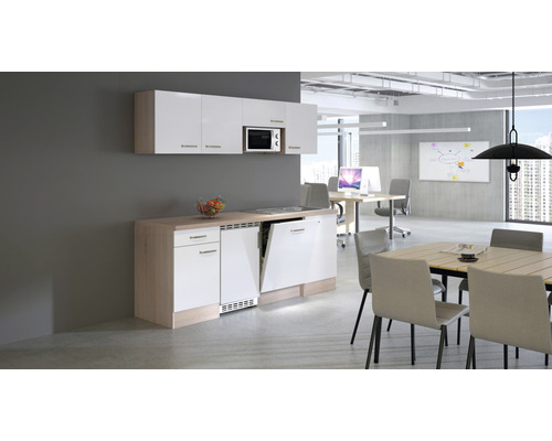 Kleine keuken met vaatwasser, magnetron en hangkasten in een kantoor.