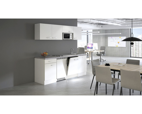 Keukenblok met spoelbak, vaatwasser en bovenkasten in een kantoor