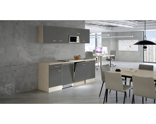 Kantoorkeuken met vaatwasser, hangkasten en magnetron in een licht kantoor