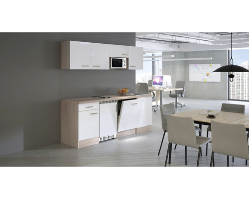 Kantoorkeuken met vaatwasser, onderkasten en magnetron in een lichte, moderne kantoorruimte