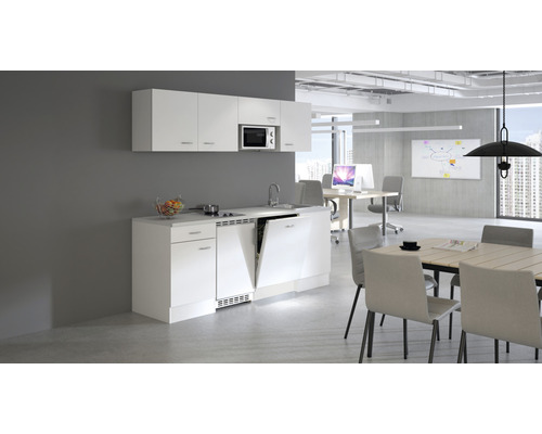 Compacte kitchenette met gootsteen, vaatwasser en magnetron in een kantoor