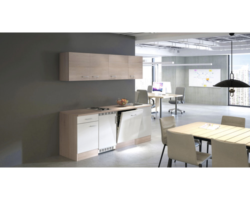 Open kantooromgeving met kitchenette, eettafel en kantoormeubilair voor een productieve werksfeer.
