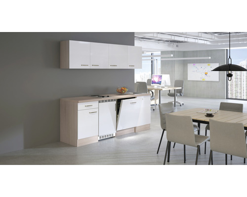 Kantoorkeuken met hangkasten, onderkasten en vaatwasser in een lichte, georganiseerde kantoorruimte.