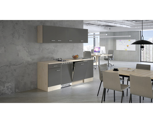 Kantoorkeuken met vaatwasser, kookplaat en hangkasten in kantooromgeving