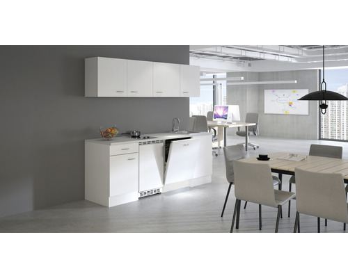 Interieur met kitchenette, eettafel en kantoorruimte in een heldere, moderne ruimte.