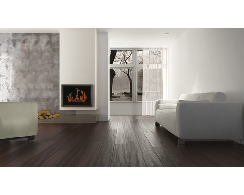 Woonkamer met open haard, bank en houten vloer