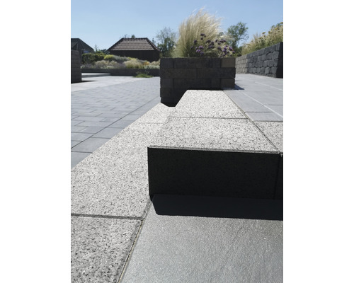 Buitenruimte met straatstenen en verhoogde plantenbakken