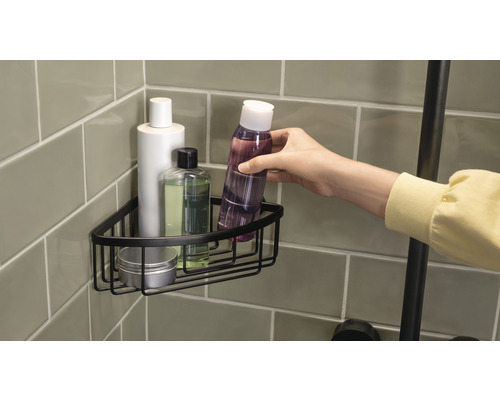 Metalen hoekrek met douchebenodigdheden in de badkamer