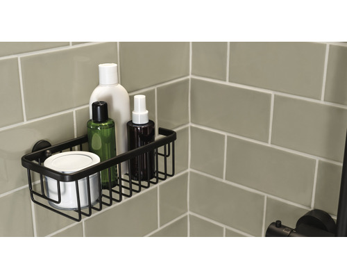 Badkamerrek met toiletartikelen aan de muur