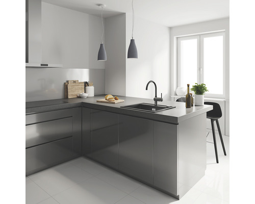 Moderne keuken met kookeiland, gootsteen, kraan en hanglampen