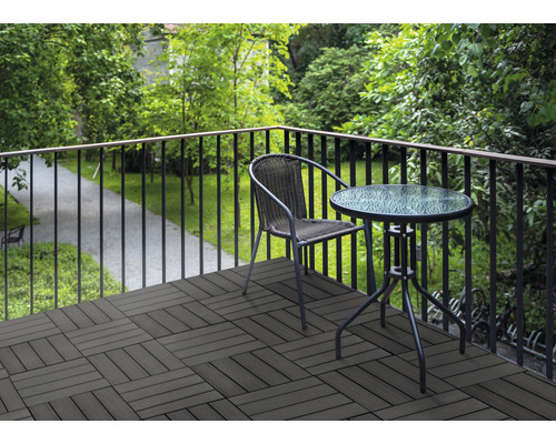 Balkon met terrastegels, stoel en tafel