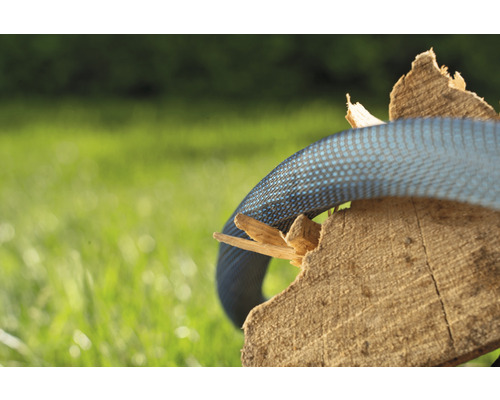 Detailopname van een blauwe tuinslang op een stuk hout