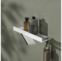 Witte wandplank met twee flessen en een borstel