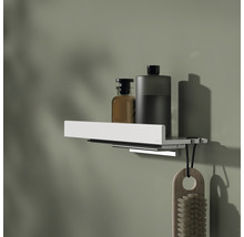 Badkamerplank met cosmeticaproducten en borstel