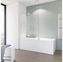 Badkamer met bad en glazen douchewand
